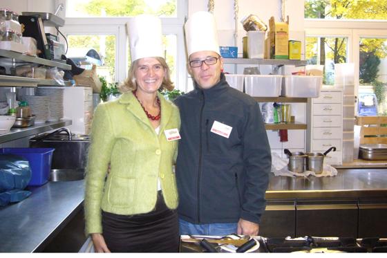 Agnes Streber, Leiterin des Gesundheitsprojekts Daidalos und Markus Frankl, Initiator des Ausbildungsrestaurants Roecklplatz in der Küche. Foto: VA