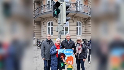 Mobilitätsreferent Georg Dunkel, Illustratorin Barbara von Johnson, Oberbürgermeister Dieter Reiter und Ursula Bagnall, Tochter von Ellis Kaut, weihten die erste von drei Pumuckl-Ampeln im Lehel ein.  (Foto: Michael Nagy)