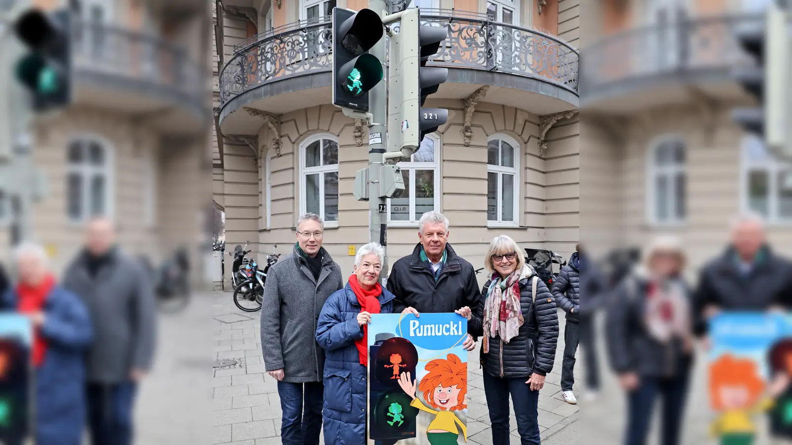 Mobilitätsreferent Georg Dunkel, Illustratorin Barbara von Johnson, Oberbürgermeister Dieter Reiter und Ursula Bagnall, Tochter von Ellis Kaut, weihten die erste von drei Pumuckl-Ampeln im Lehel ein.  (Foto: Michael Nagy)