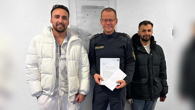 Inspektionsleiter Bernd Waitzmann dankte Wafiullah Zameen (l.) und Salim Safi für ihren Einsatz. (Foto: PI Dachau)