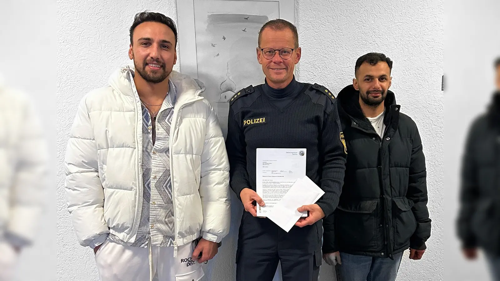 Inspektionsleiter Bernd Waitzmann dankte Wafiullah Zameen (l.) und Salim Safi für ihren Einsatz. (Foto: PI Dachau)