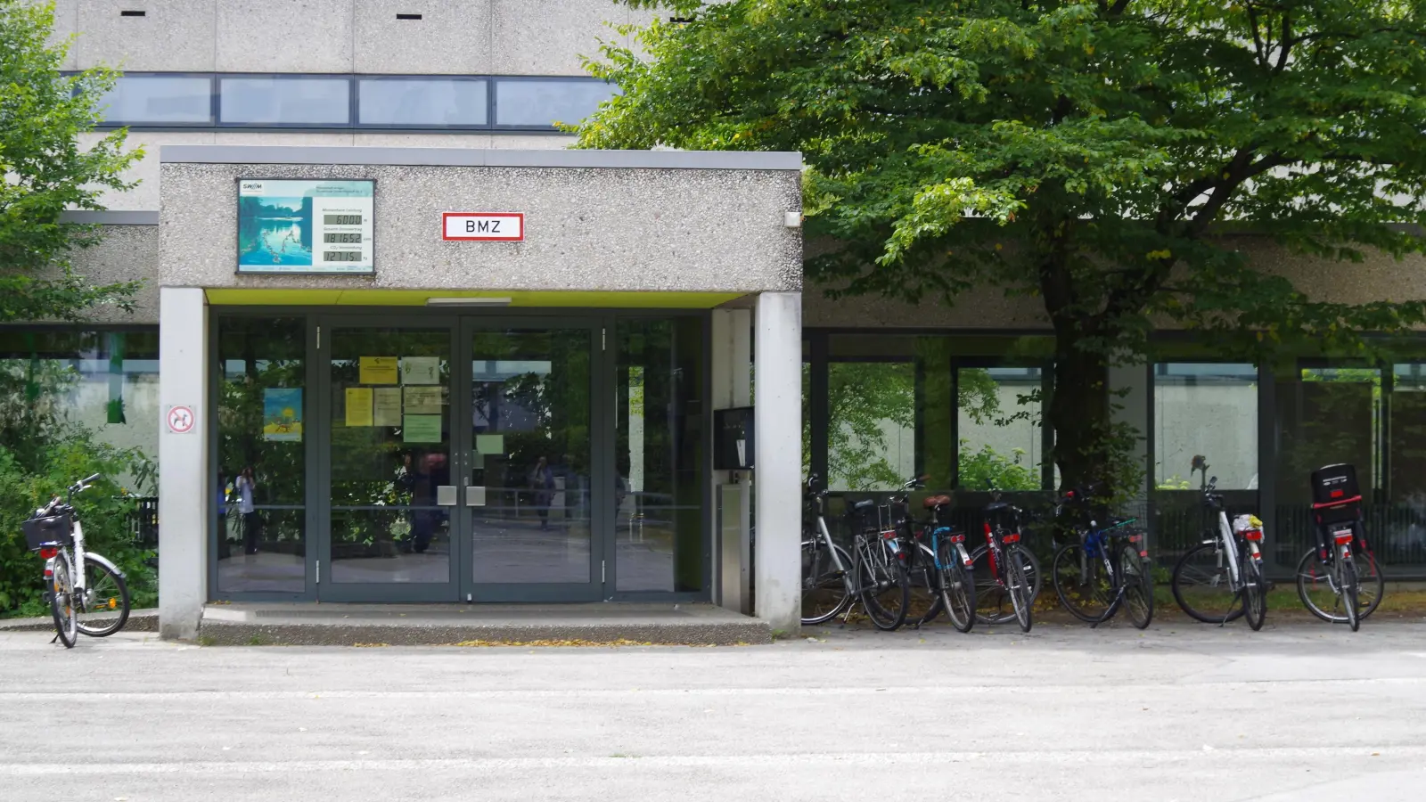 Beton statt Spielfläche: Die Grundschule an der Droste-Hülshoff-Straße verfügt zwar über einen großen Pausenhof, jedoch gibt es für die Kinder kaum Spielmöglichkeiten. (Foto: Beatrix Köber)