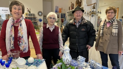 Maria und Fritz Nömayer (Mitte) freuen sich mit ihrem Verkaufsteam über den großen Erfolg des Eine-Welt-Basars in der Pollinger Straße. (Foto: pst)