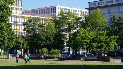 Das wenige Grün am Georg-Freundorfer-Platz muss vielen Nutzungsbedürfnissen gerecht werden. Für zusätzliche Blumenbeete, wie sie bei der Bürgerversammlung beantragt wurden, fehlt laut Behörde die Fläche. (Foto: Beatrix Köber)