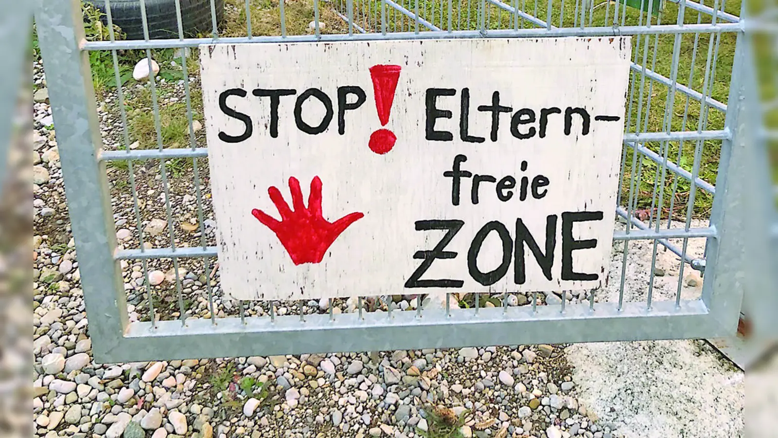 Eltern verboten! Auf dem Gilchinger Abenteuerspielplatz herrschen eigene Gesetze und Regeln. (Foto: Patrizia Steipe)