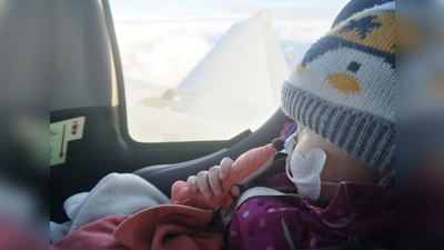 Hoch hinaus ging es für die kleine Johanna dank des Malteser Herzenswunschkrankenwagen-Teams. (Foto: Ritzer)