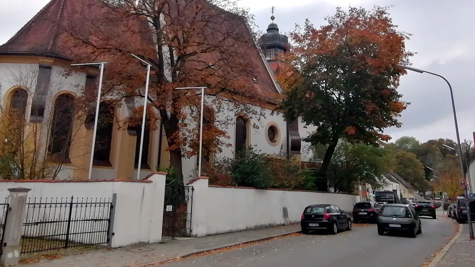 Keine Freigabe für Radler: die Fraunbergstraße an der Wallfahrtskirche St. Maria bleibt eine Einbahnstraße - für alle. (Foto: job)