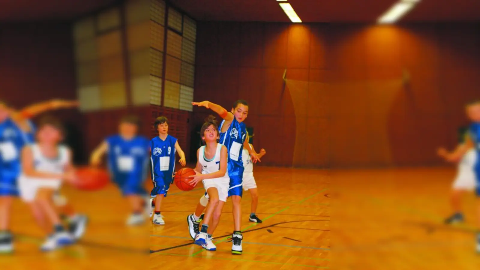 Der kleine Star Patrick Schäffer wird von dem viel größeren William Potthast gefoult und setzt sich trotzdem durch. (Foto: Helmut Handwerker)