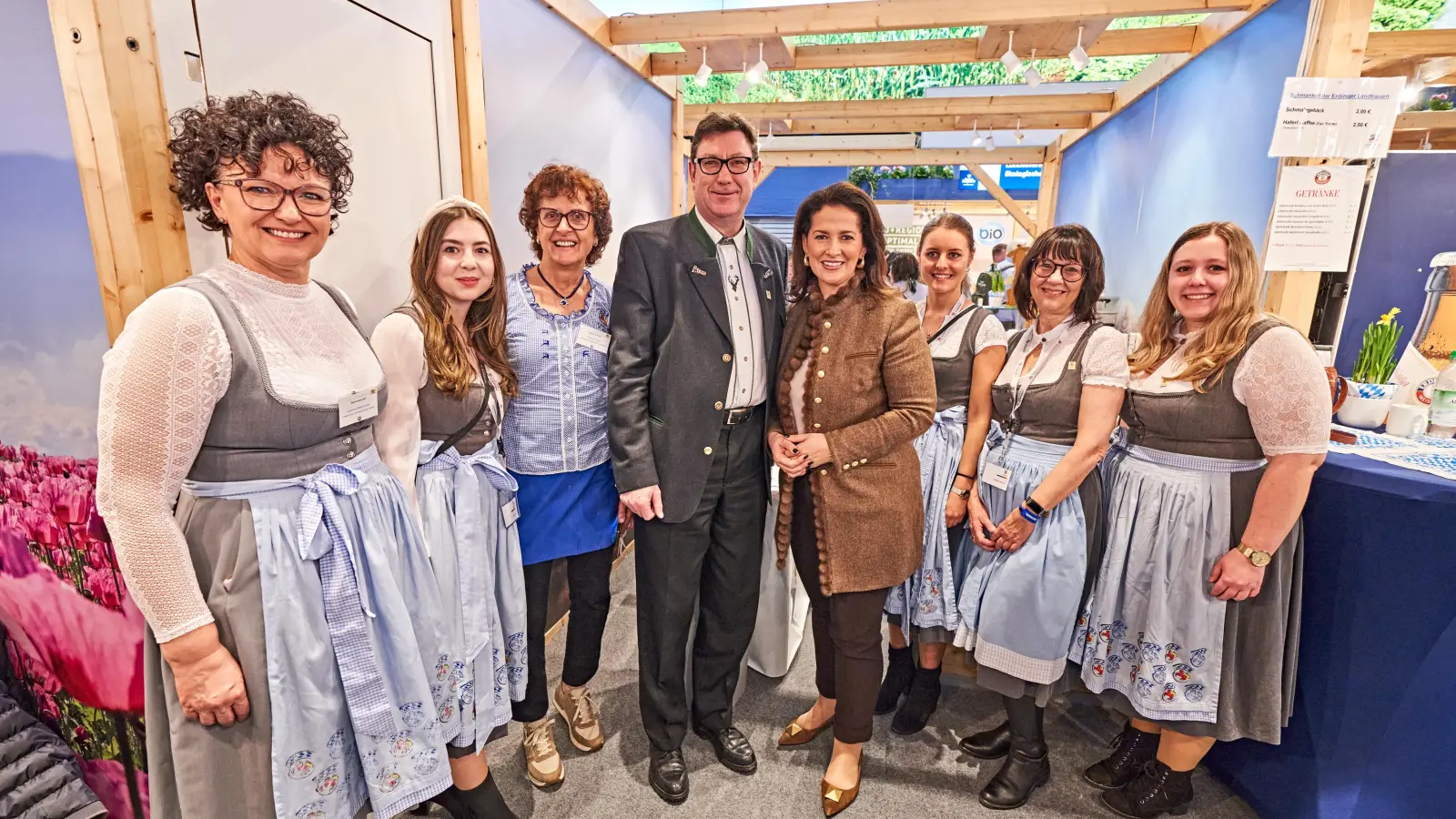 Staatsministerin Michaela Kaniber gemeinsam mit dem Erdinger Landrat und weiteren Mitarbeiterinnen des Gemeinschaftsstandes. (Foto: Gert Krautbauer)