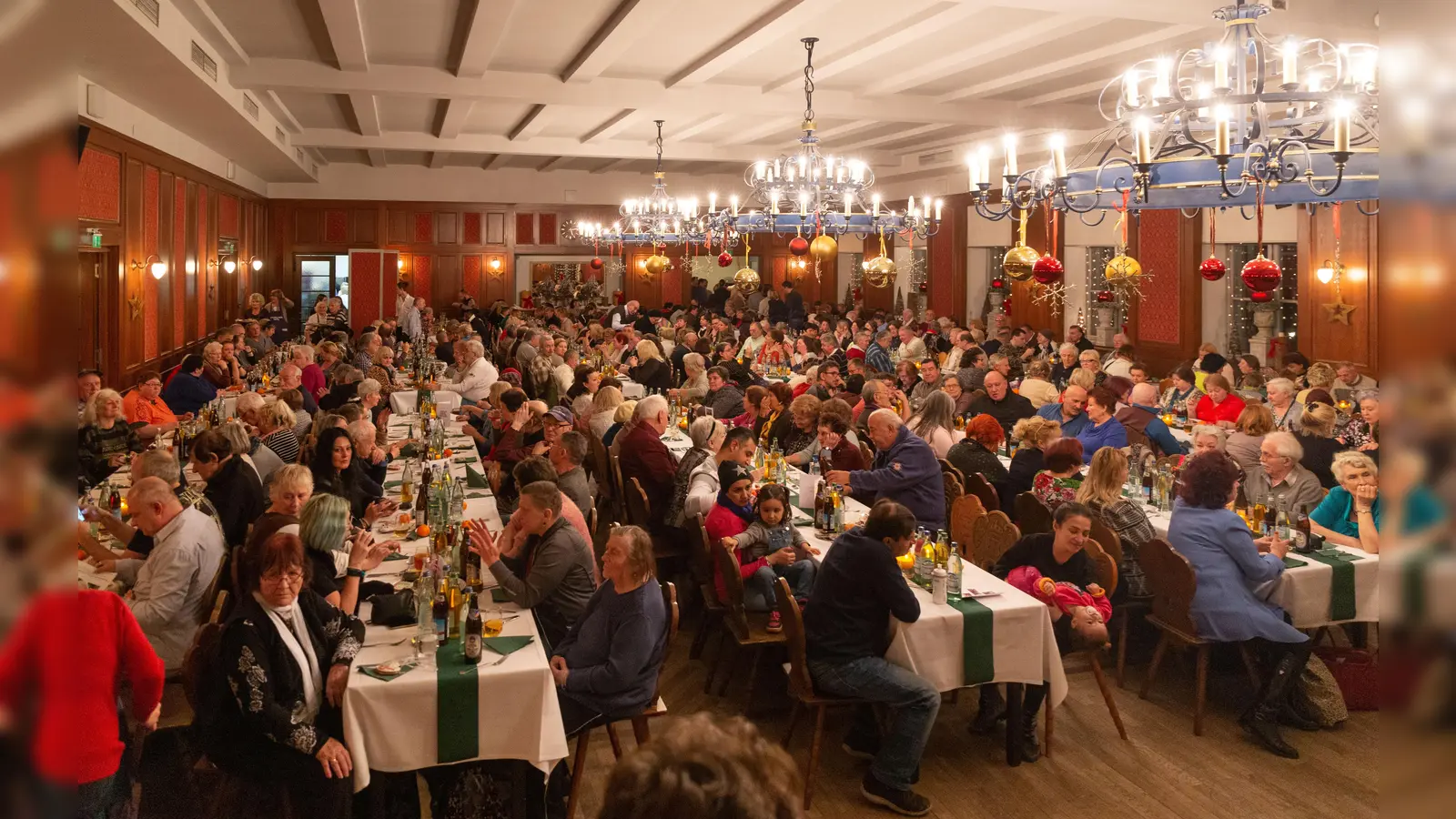 Volles Haus und gute Stimmung beim Silvesteressen im Hofbräukeller. (Foto: Steffen Horak)