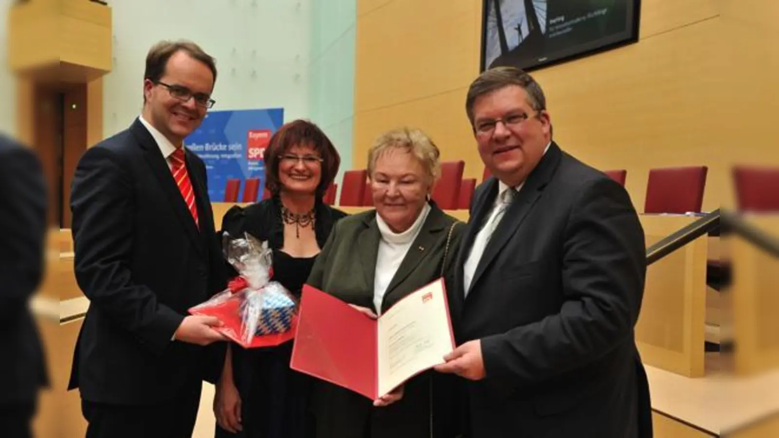 Markus Rinderspacher, die Vertriebenen-Sprecherin MdL Christa Naaß, Gertrud Müller und MdL Volkmar Halbleib (v.l.) beim Vertriebenenempfang der SPD im Plenarsaal des Landtags.	 (Foto: Privat)