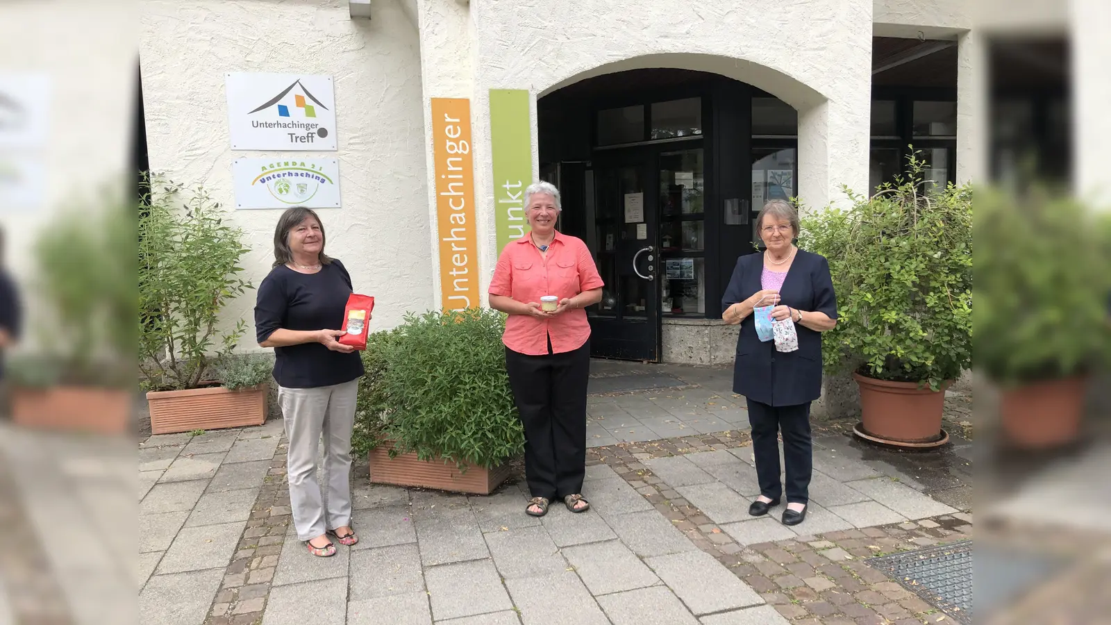 Jutta Endreß und Waltraud Rensch (v.l.) vom Treffpunkt-Team freuen sich über Besucher. (Foto: hw)