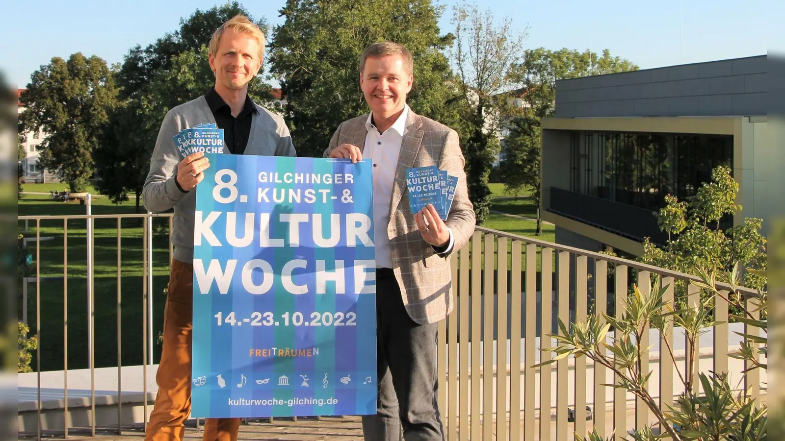 Sie freuen sich auf eine Woche voller Kunst und Kultur: Bürgermeister Manfred Walter (r.) und der Kulturbeauftragte der Gemeinde Gilching, Jakobus Ciolek. (Foto: Christine Hammel/ Gemeinde Gilching)