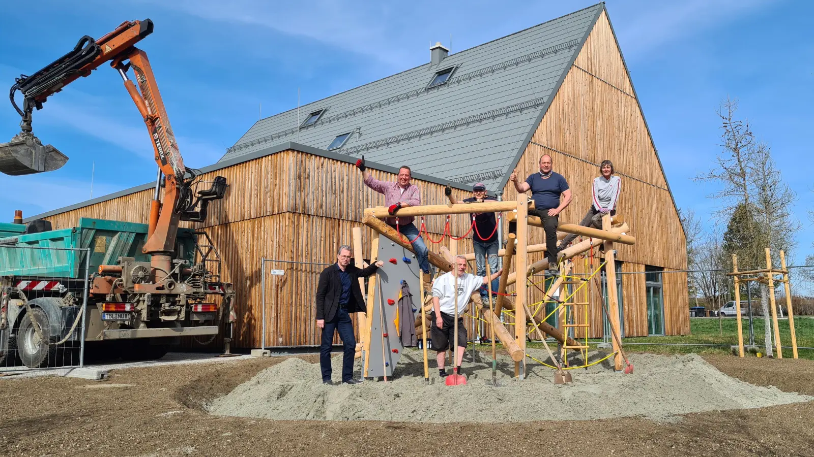 Über den neuen, fast fertigen Spielplatz freuen sich (von links): Pöckings Bürgermeister Rainer Schnitzler, Jan Linnemann, Stefan Fischer, Hans-Christoph von Gronau, Christian Hörndl und Karin Wania-Michels. (Foto: Gemeinde Pöcking)