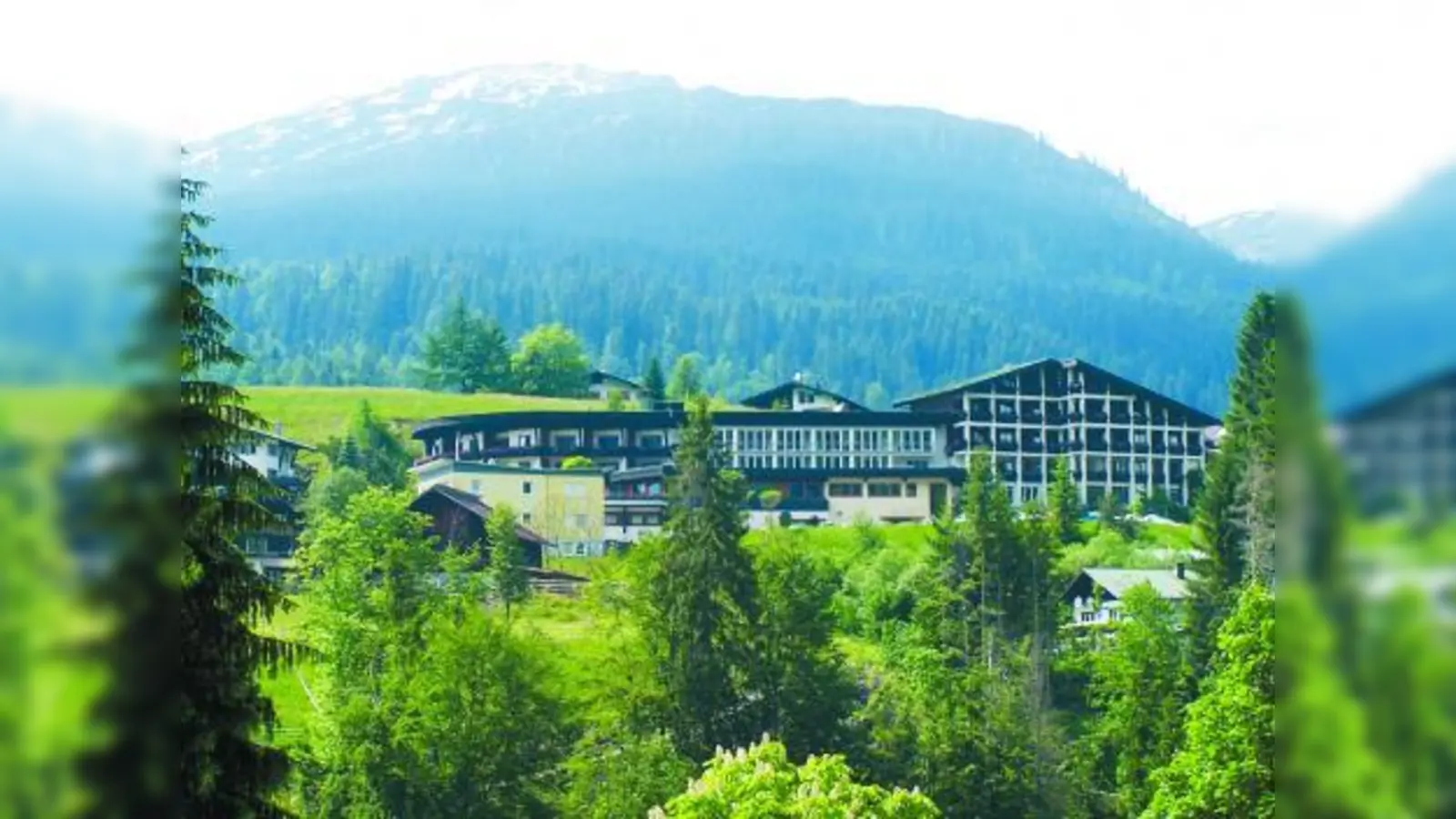 Malerisch in dem von Bergen umgebenen Kleinwalsertal liegt das Vier-Sterne-Hotel Erlebach. (Foto: pi)