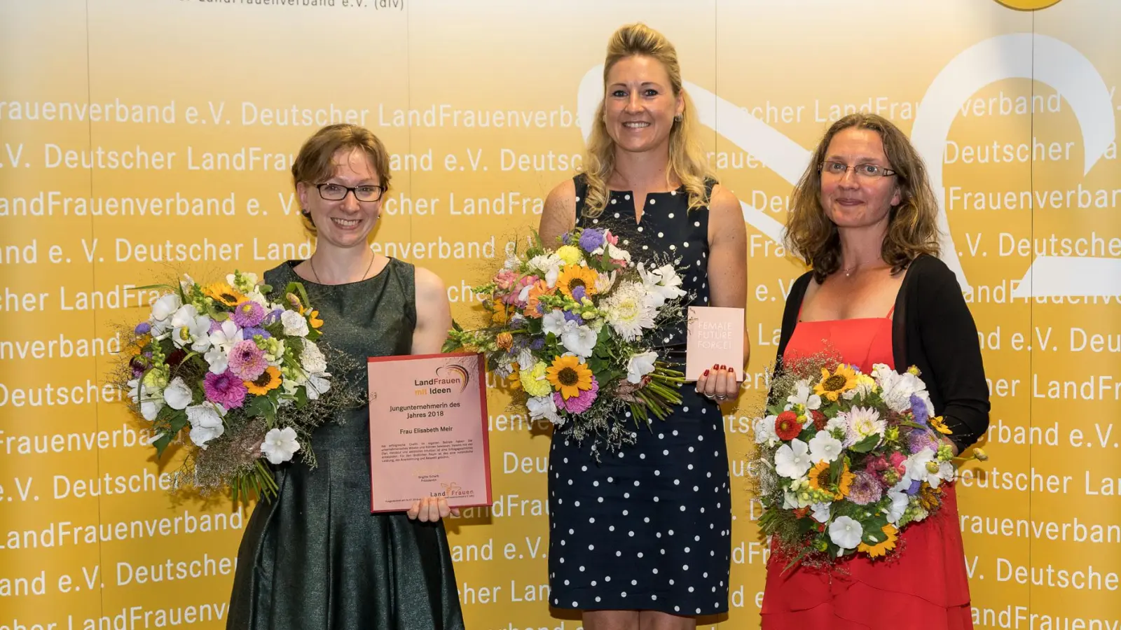 Elisabeth Meir (links), Linda Kelly (Mitte) und Andrea Göhring haben sich den Titel „Unternehmerin des Jahres” in der Vergangenheit schon gesichert. Für das Jahr 2022 sind weitere Power-Frauen gesucht, die sich als Unternehmerinnen im Landkreis erfolgreich etabliert haben. (Foto: Reiner Freese)