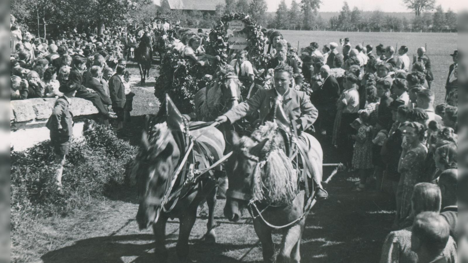 Geschichte-der-Leonhardifahrt-Ausstellung-im-B-rgerhaus-Harthausen