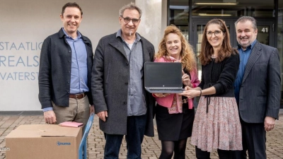 Rektor Stefan Gasior (2.v. l.) konnte sich über 35 neue Laptops freuen. Übergeben wurden sie von Markus Heringer, Director der Truma Gerätetechnik. Weiter im Bild: Vors.Fördervereins Realschule, Nicolé Brunner, Katrin Baron (2.v.r.), der Geschäftsführerin der Truma Stiftung und Sebastian Brunner (Förderverein Realschule).  (Foto: Truma Gerätetechnik)