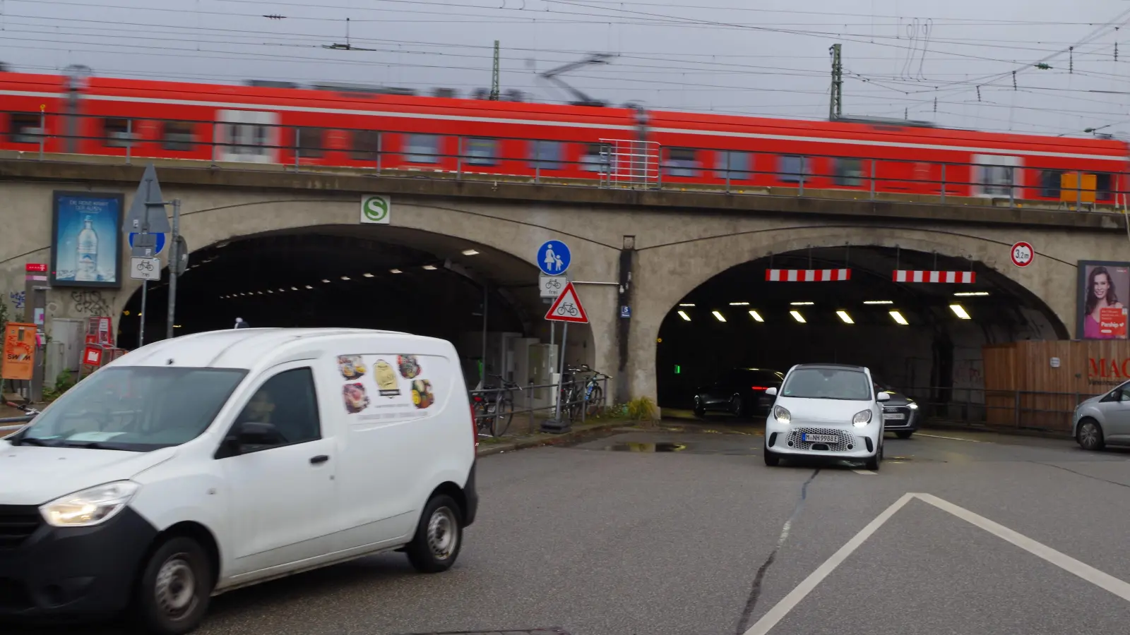 Über der Unterführung am Laimer S-Bahnhof hängt zum Leidwesen vieler Stadtteilbewohner nach wie vor keine Uhr.  (Foto: Beatrix Köber)