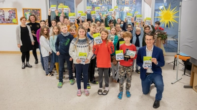 Landrat Stefan Frey (rechts unten) mit den Gewinnerkindern Wolfgang Schmid, Elisa Haist, Hannah Steinmeyer und den Schülerinnen und Schülern der Klassen 3a und 3c (mittlerweile 4a und 4c) der Grundschule Pöcking, sowie den Klassenleitungen Katharina Junge und Carina Lehner. (Foto: LRA Starnberg)