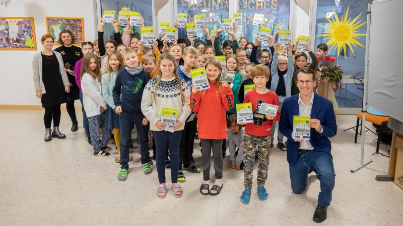 Landrat Stefan Frey (rechts unten) mit den Gewinnerkindern Wolfgang Schmid, Elisa Haist, Hannah Steinmeyer und den Schülerinnen und Schülern der Klassen 3a und 3c (mittlerweile 4a und 4c) der Grundschule Pöcking, sowie den Klassenleitungen Katharina Junge und Carina Lehner. (Foto: LRA Starnberg)