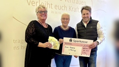 Erika Breu (l.) und Marco Gutmann bei der Spendenübergabe mit Renate Dodell vom Hospizverein im Pfaffenwinkel. (Foto: Landratsamt)