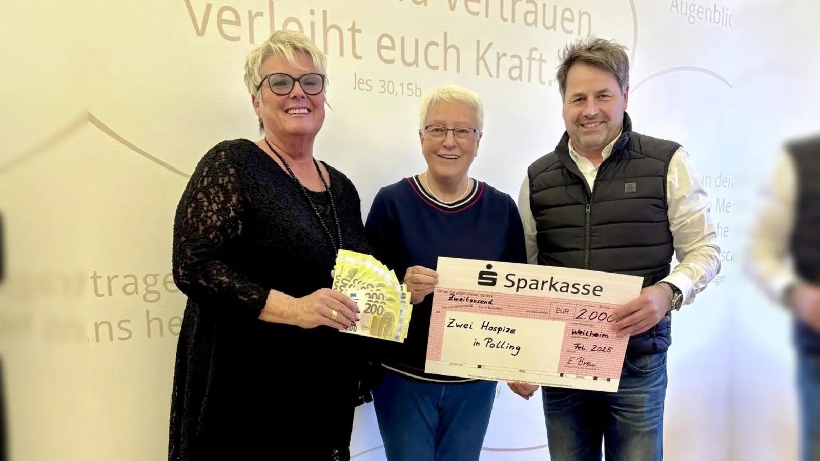 Erika Breu (l.) und Marco Gutmann bei der Spendenübergabe mit Renate Dodell vom Hospizverein im Pfaffenwinkel. (Foto: Landratsamt)