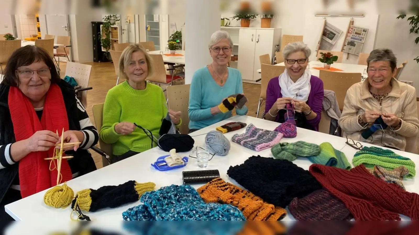 Der Strickclub m ASZ Westpark stellt Mützen, Schals und Stulpen für obdachlose Menschen in München her. (Foto: Laura Jesgarz, ASZ Westpark)