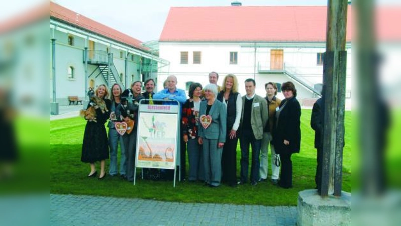 Freuten sich über eine gelungene Veranstaltung (v.l.): Melitta Weiser, Monika Steffek, Maja Prinzessin von Hohenzollern (Tiertafel Deutschland e.V.), Hermann Steffek (Veranstalter), Dr. Ulrike Falbesaner (Tierärztin Notdienstgemeinschaft der Tierärzte FFB), Norbert Leinweber (Veranstaltungsforum Fürstenfeld), Adelheid Weigel(Tiertafel Deutschland e.V.), Barbara Rütting (Tiertafel Deutschland e.V.), Günther Arndt (Fressnapf), Nicole Brühl (Deutscher Tierschutzbund e.V., Starnberger Tierschutzbund e.V.), Christian Dutz (Gut Aiderbichl, Salzburg), Claudia Hollm und Mitarbeiterin (Tiertafel Deutschland e.V.). (Foto: pi)