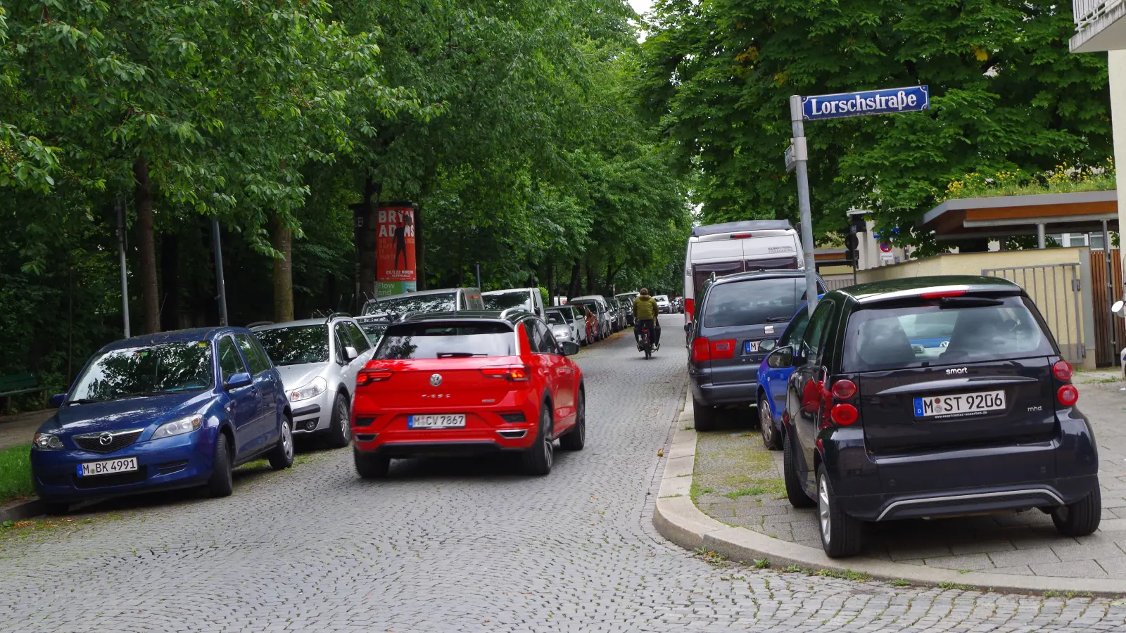 Ab 18. November darf in den Apostelblöcken nur noch mit Lizenz geparkt werden. Dann werden die Gehwegparker nicht mehr geduldet. (Foto: Beatrix Köber)