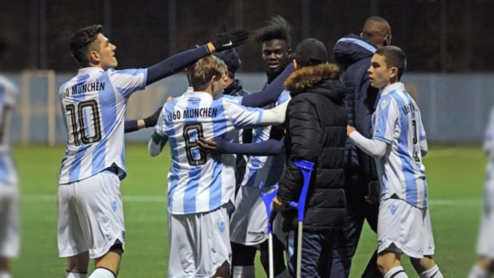 Jubel nach dem Ausgleich: die Amateur-Löwen um Torschütze Lassana Boubacar.  (Foto: A. Wild)