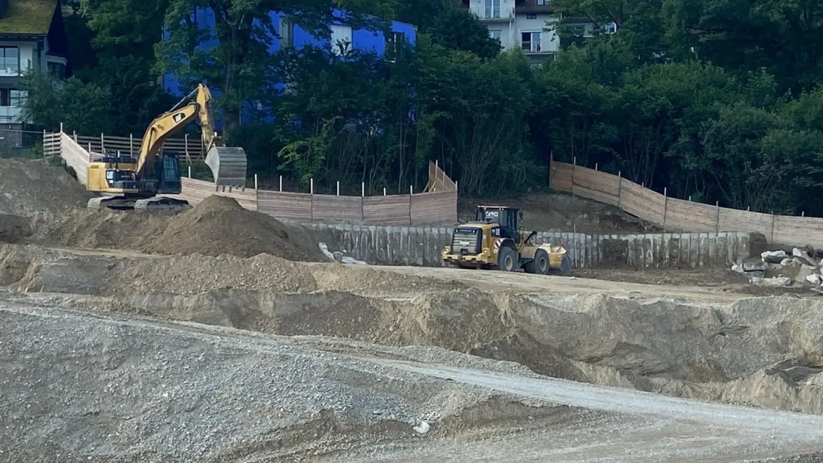 Wie eine Mondlandschaft sieht die Baustelle für das neue Gymnasium in Herrsching aus.  (Foto: Sonja Sulzmaier)