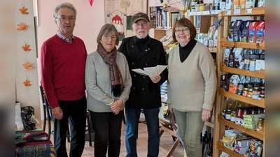 Von links nach rechts: Karl Pfeifer (Newar-Tharu), Waltraud Rensch (Unterhachinger Treffpunkt), Gernot Kara (Newar-Tharu) und Beate Teichmann (Sprecherin des Arbeitskreises „Eine Gemeinde – eine Welt”). (Foto: privat)