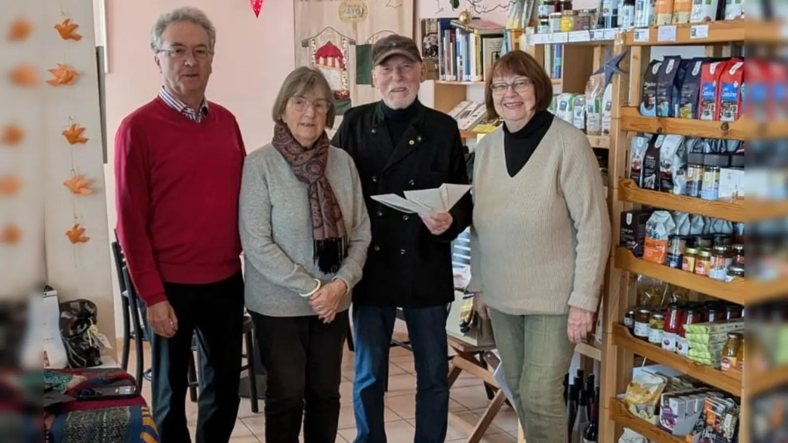 Von links nach rechts: Karl Pfeifer (Newar-Tharu), Waltraud Rensch (Unterhachinger Treffpunkt), Gernot Kara (Newar-Tharu) und Beate Teichmann (Sprecherin des Arbeitskreises „Eine Gemeinde – eine Welt”). (Foto: privat)