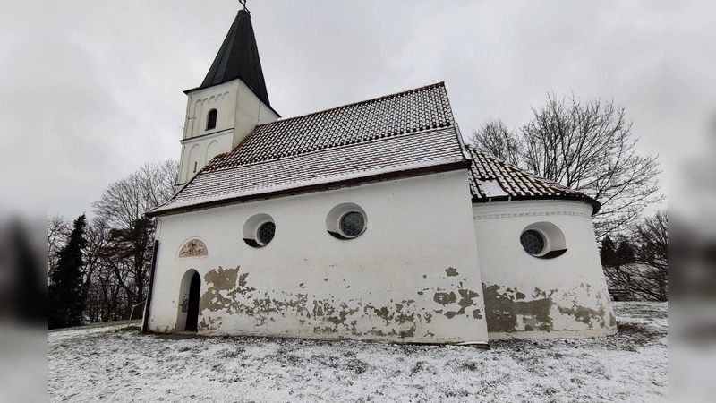 Das Kirchendach der Burgkapelle St. Nikolai in Wartenberg soll neu eingedeckt werden. (Foto: Peter Schabe)