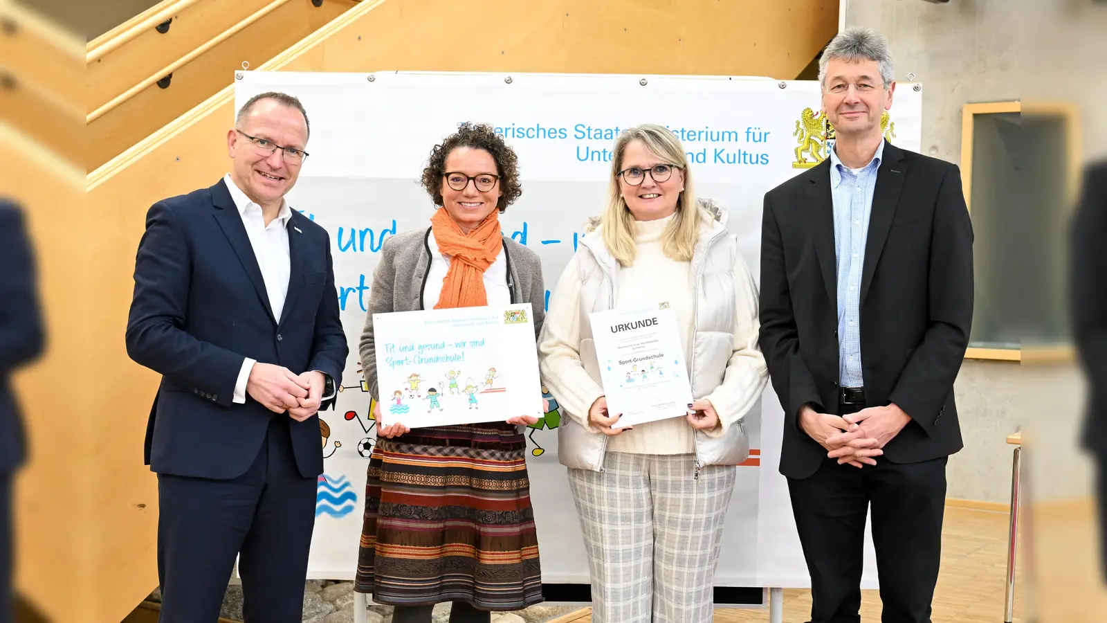 Auszeichnung für die Grundschule Kleinfeldstraße: Kultusminister Prof. Dr. Michael Piazolo (r.), BLSV-Präsident Jörg Ammon (l.) sowie Schulleiterin Ute Woller und Konrektorin Veronika Schorsch. (Foto: Tobias Hase / stmuk)