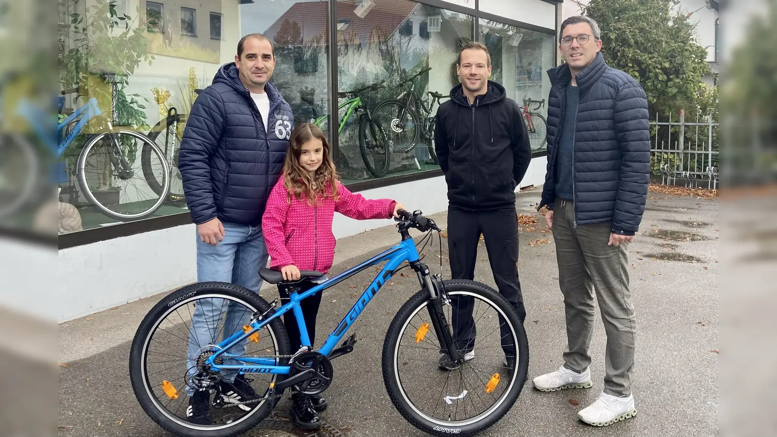 Daniel (links) und seine Tochter Lara freuten sich über den Gewinn. Das Fahrrad wurde ihnen von Stefan Schmid vom Fahrrad-Shop Peißenberg und vom Ortsvorsitzenden der CSU Peißenberg, Frank Zellner (rechts) überreicht. (Foto: CSU Peißenberg)