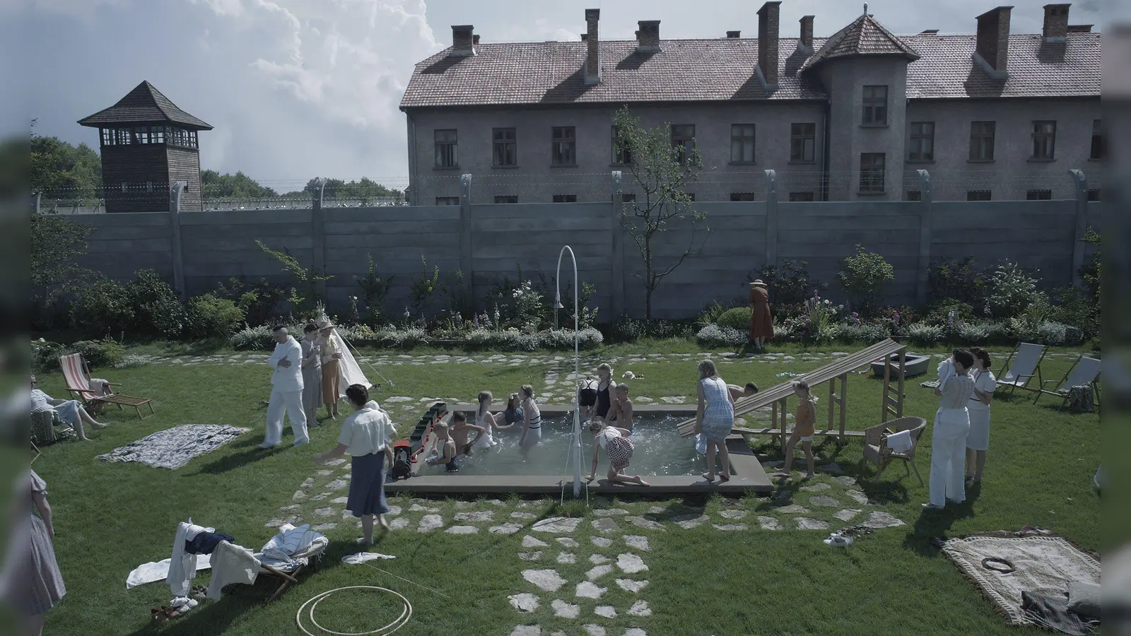 Szene aus dem Film: Direkt neben dem KZ Auschwitz planschen die Kinder fröhlich im Pool. (Foto: Filmverleih Leonine)