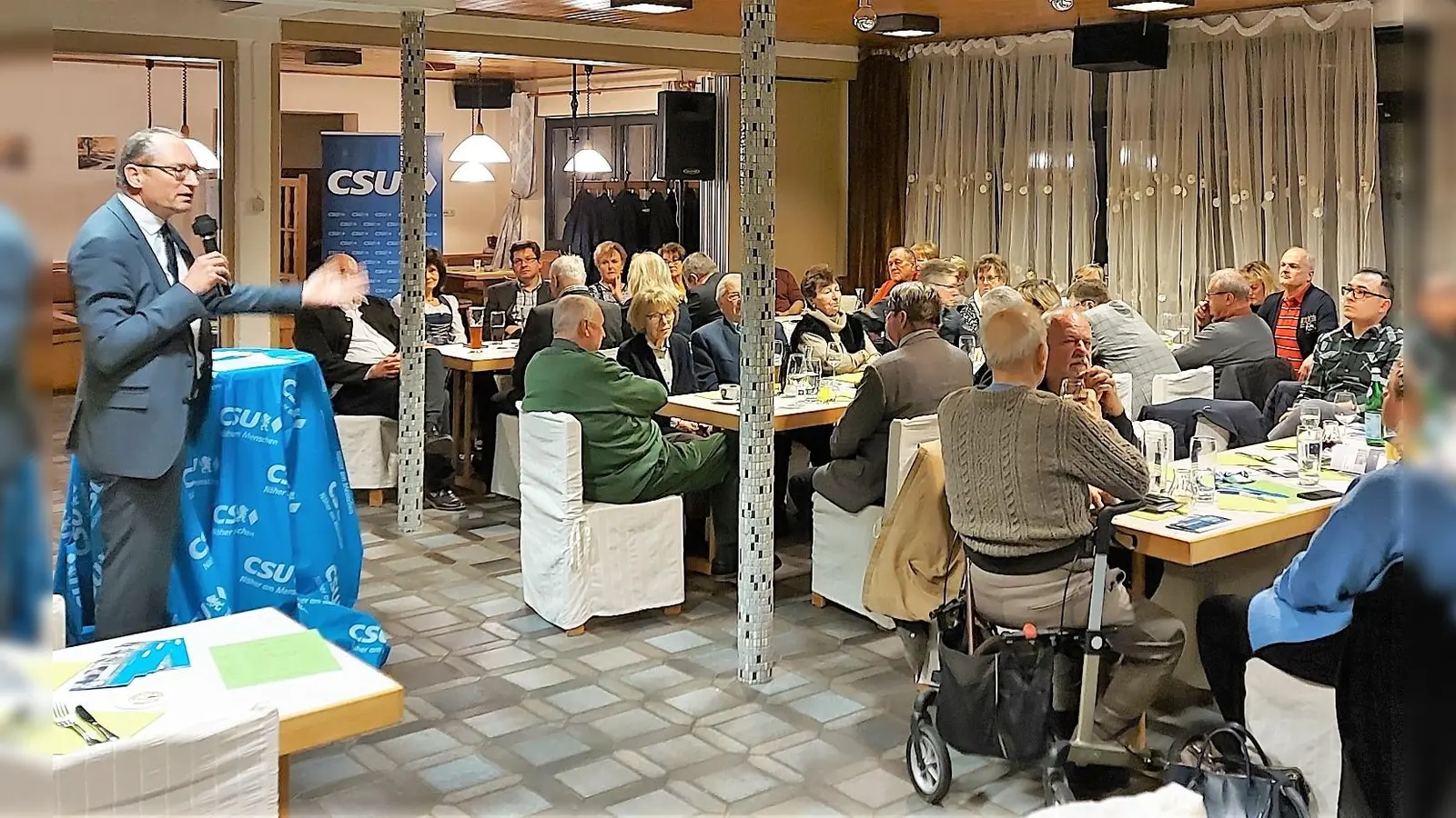 Bernhard Seidenath MdL (li) war Hauptredner beim politischen Fischessen der Karlsfelder CSU. (Foto: CSU Karlsfeld)