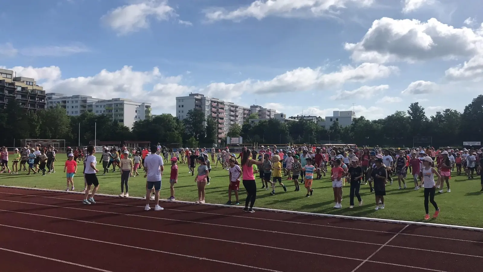 Die Kleinfeldschüler beim Aufwärmen vor dem Beginn der Bundesjugendspiele. (Foto: Kleinfeldschule)