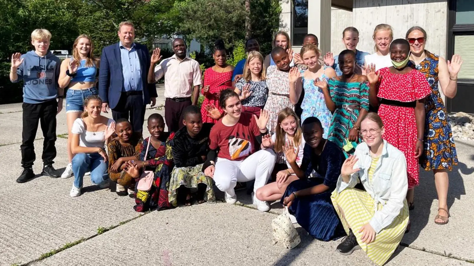 Schülerinnen und Schüler des Kurt-Huber-Gymnasium besuchten gemeinsam mit der Austauschgruppe aus Tansania Bürgermeister Peter Köstler (vierter von links) im Gräfelfinger Rathaus. (Foto: Gemeinde Gräfelfing)