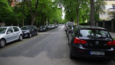 Ist ein öffentlicher Stellplatz (wie etwa in der Renatastraße im Bild zu sehen) überhaupt lang genug frei, um in einer App angezeigt zu werden? Der Bezirksausschuss diskutierte kürzlich über „Smart Parking“-Lösungen für Neuhausen-Nymphenburg. (Foto: Beatrix Köber)