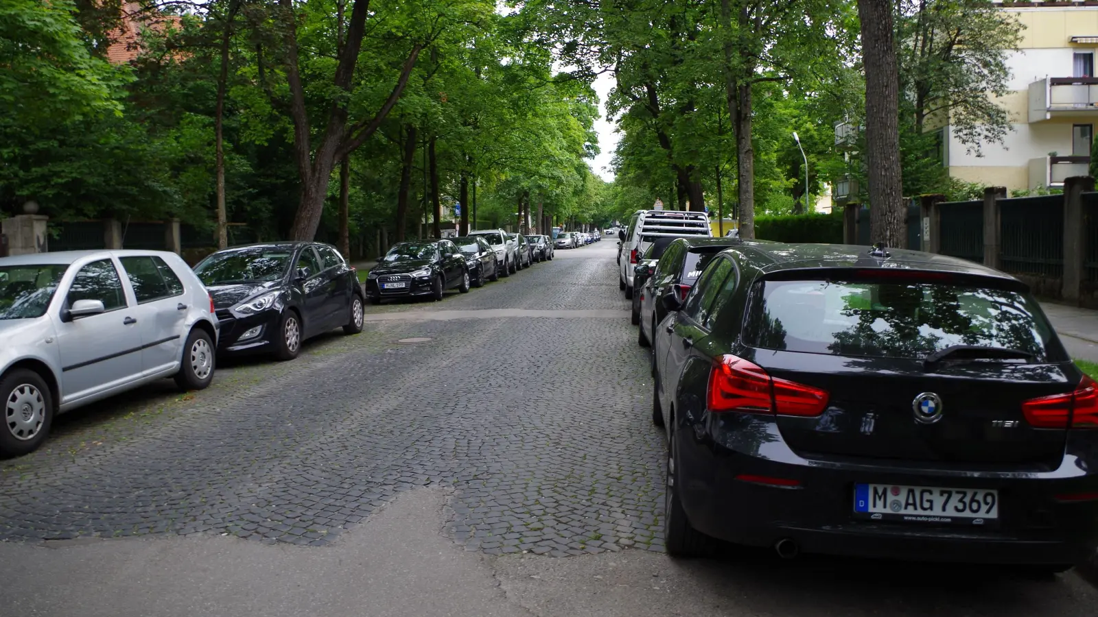 Ist ein öffentlicher Stellplatz (wie etwa in der Renatastraße im Bild zu sehen) überhaupt lang genug frei, um in einer App angezeigt zu werden? Der Bezirksausschuss diskutierte kürzlich über „Smart Parking“-Lösungen für Neuhausen-Nymphenburg. (Foto: Beatrix Köber)