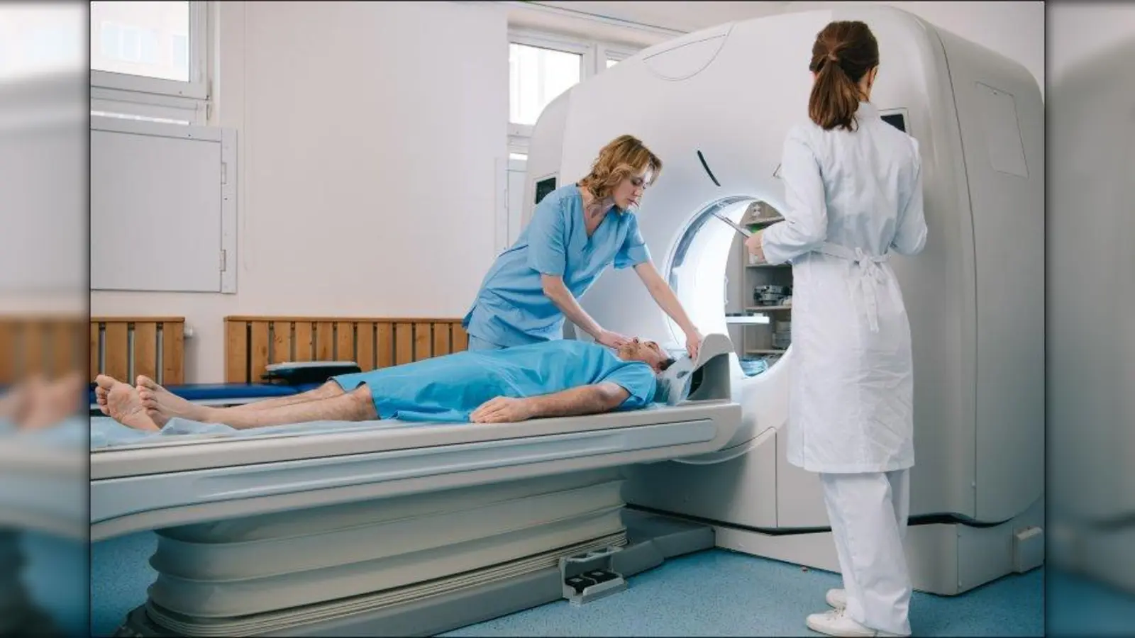 In den radiologischen Abteilungen von Krankenhäusern oder in Radiologie-Facharztpraxen sind technische Radiologieassistenten oft diejenigen, die Patienten röntgen bzw. Aufnahmen im Kernspintomographen anfertigen. (Foto: txn/123rf/randstad/lightfieldstudios)