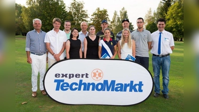 Bei tropischen Temperaturen auf dem Platz (von links): German Meyr (Präsident GC Augsburg), Hans Melzl (3. Netto B), Christoph Ricker (1. Netto C), Bettina Schabert (2. Netto C), Karlheinz Duda, (1. Netto A), Carina Schettler (2. Netto B), Andreas Gerstberger (3. Netto C)  Victoria Dietrich (1. Brutto Damen),  Robin Schnurr (1. Brutto Herren), Verena Schweyer (1. Netto B),  Simon Sauer (2. Netto A) und Bernhard Lechner (Verkaufsleiter expert TechnoMarkt Gersthofen). (Foto: GC)