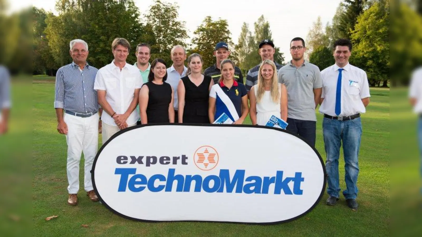 Bei tropischen Temperaturen auf dem Platz (von links): German Meyr (Präsident GC Augsburg), Hans Melzl (3. Netto B), Christoph Ricker (1. Netto C), Bettina Schabert (2. Netto C), Karlheinz Duda, (1. Netto A), Carina Schettler (2. Netto B), Andreas Gerstberger (3. Netto C)  Victoria Dietrich (1. Brutto Damen),  Robin Schnurr (1. Brutto Herren), Verena Schweyer (1. Netto B),  Simon Sauer (2. Netto A) und Bernhard Lechner (Verkaufsleiter expert TechnoMarkt Gersthofen). (Foto: GC)