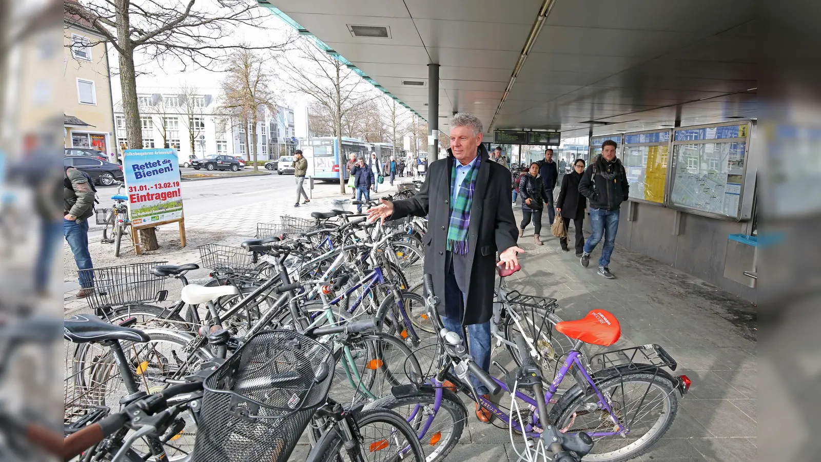 OB Dieter Reiter verspricht sich mit der DB in Verbindung zu setzen damit am Truderinger Bahnhof mehr Radlstellplätze installiert werden. (Foto: Michael Nagy/Presseamt)