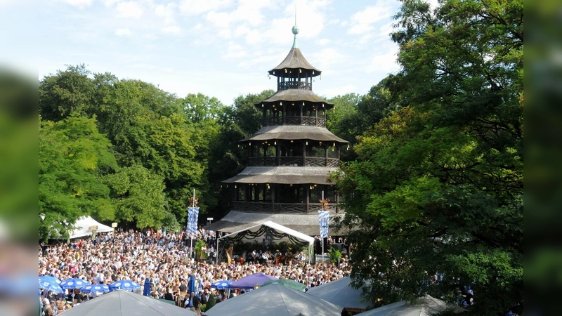 Vor 30 Jahren wiederbelebt und ungebrochen beliebt: Der Kocherball am Chinesischen Turm (Foto: Haberl Gastronomie)