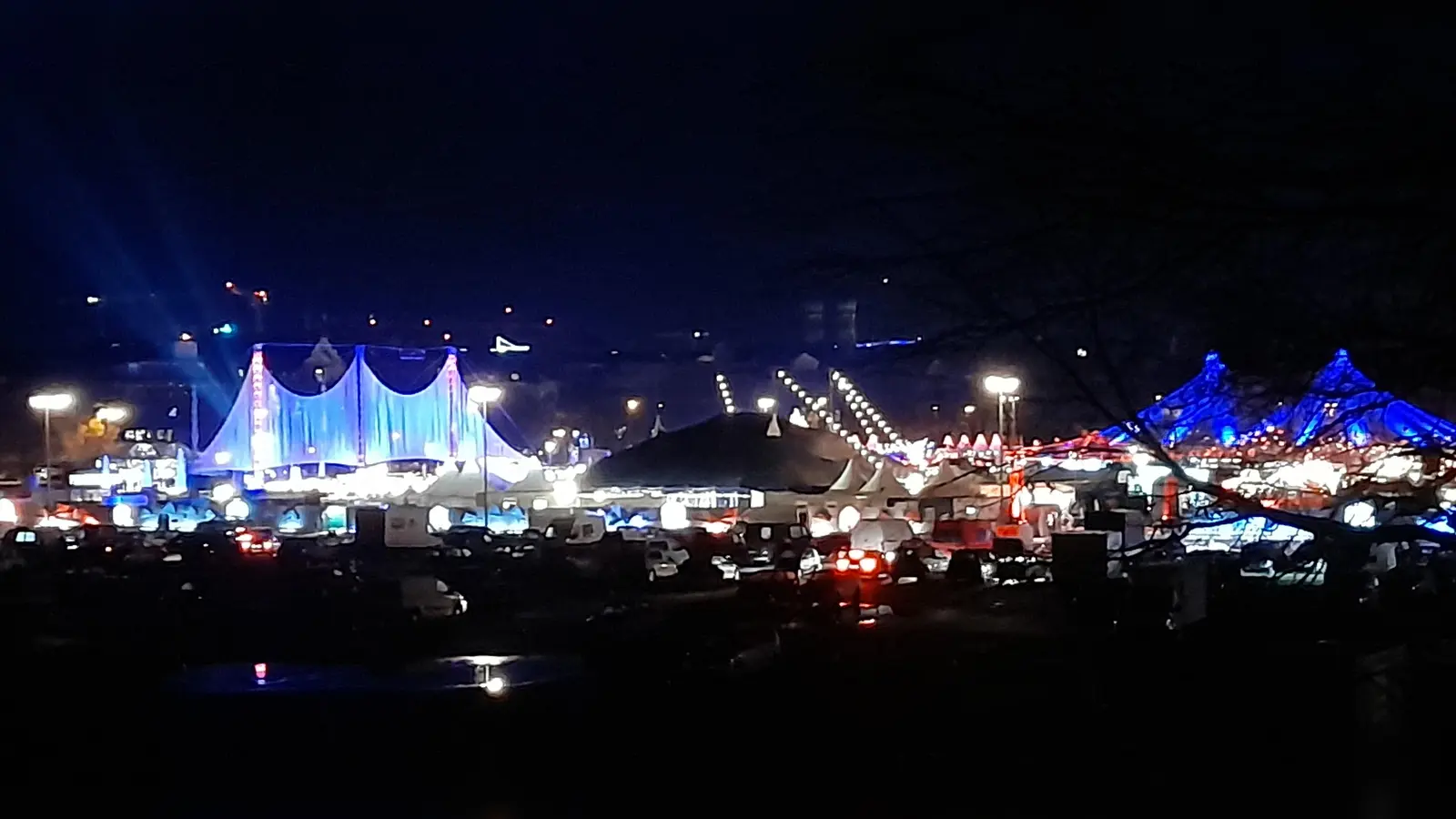 Noch bevor das Tollwood heuer startete, ließ die Stadt eine Teilfläche der Theresienwiese für die nächste Veranstaltung asphaltieren. (Foto: Beatrix Köber)