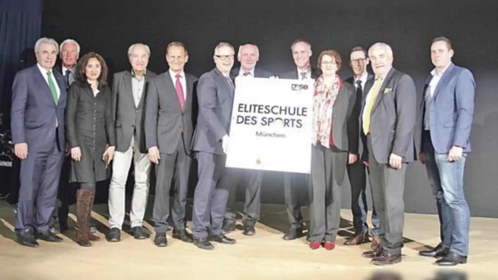 Mit geladenen Ehrengästen aus Wirtschaft, Politik und  für das neue Gymnasium München Nord fast ein Muss  Sport wurde an der neuen Eliteschule des Sports nun das olympische Feuer entfacht.	 (Foto: Katja Brenner)